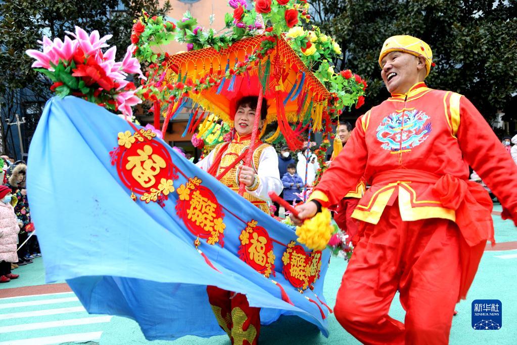 2月2日,民间艺人在江苏省连云港市连云区观海社区表演"划旱船".