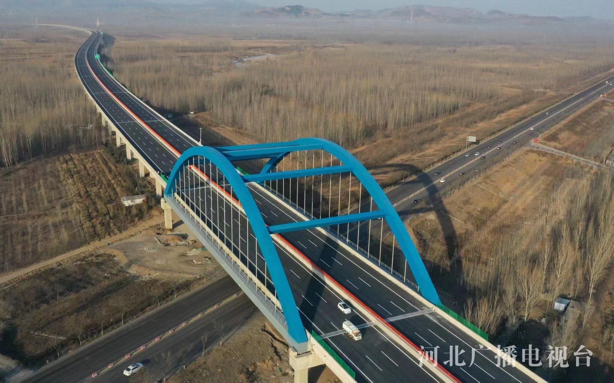 遵秦高速公路迁安段滦河特大桥(樊连贵 摄)