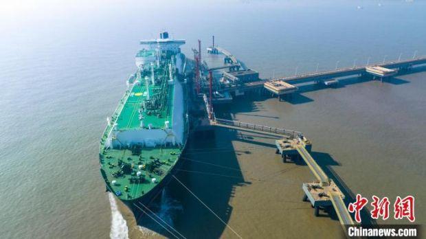 一艘LNG船靠泊在唐山港曹妃甸港区中石油液化天然气接收站码头准备接卸LNG。　 季春天 摄