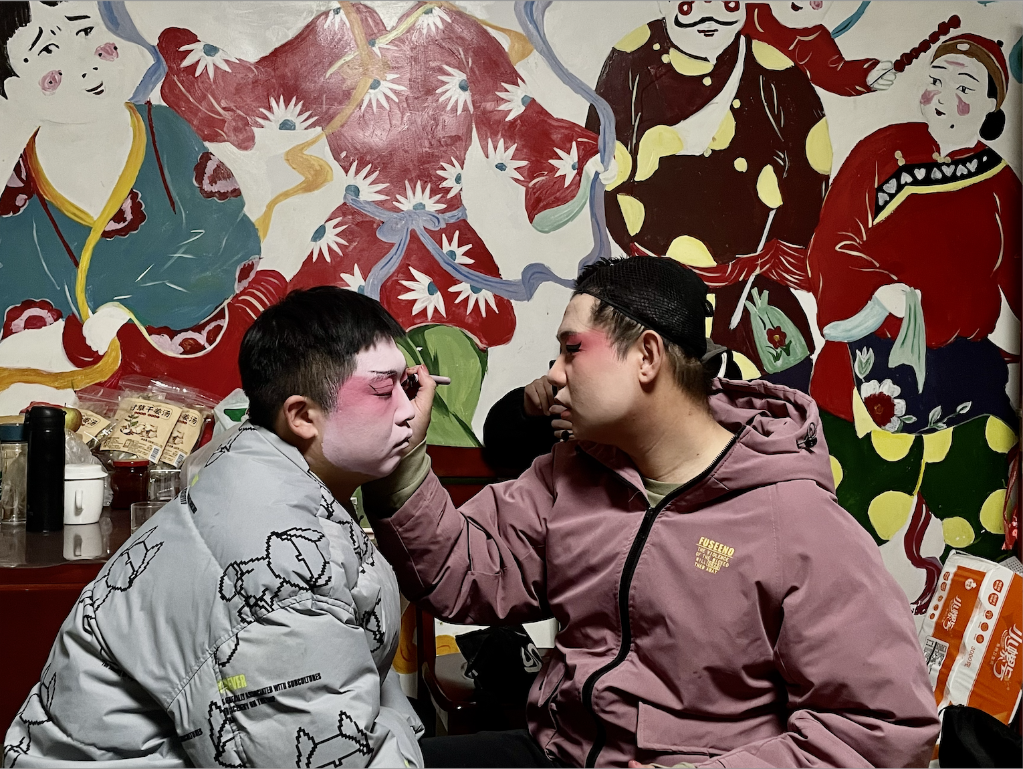 西关高跷队的队员在屋内化妆.(新华社记者高天 摄)