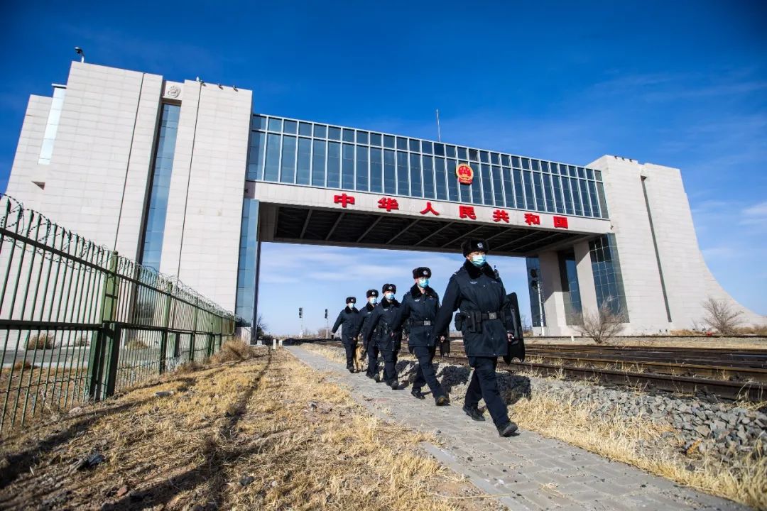 图为内蒙古出入境边防检查总站二连边检站移民管理警察在口岸限定区域