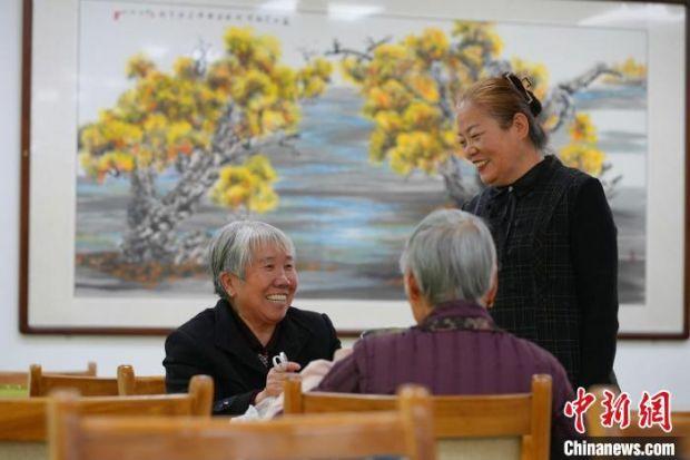 就餐期间，院长徐梅和老人了解当天饭菜口感。　塔依尔·艾力　摄