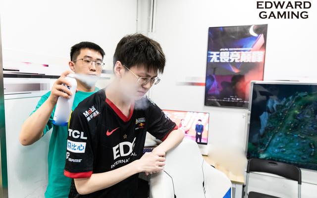 刘文(后)给英雄联盟选手田野(id:meiko)治疗. 图/edg电子竞技俱乐部