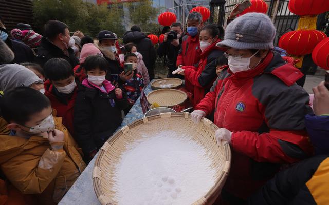 活动现场的摇元宵环节深受大家欢迎。张维民 摄