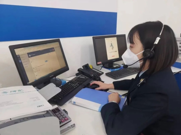 远程帮办服务中心的税务人员在线解答市民咨询。记者 刘旭伟 摄