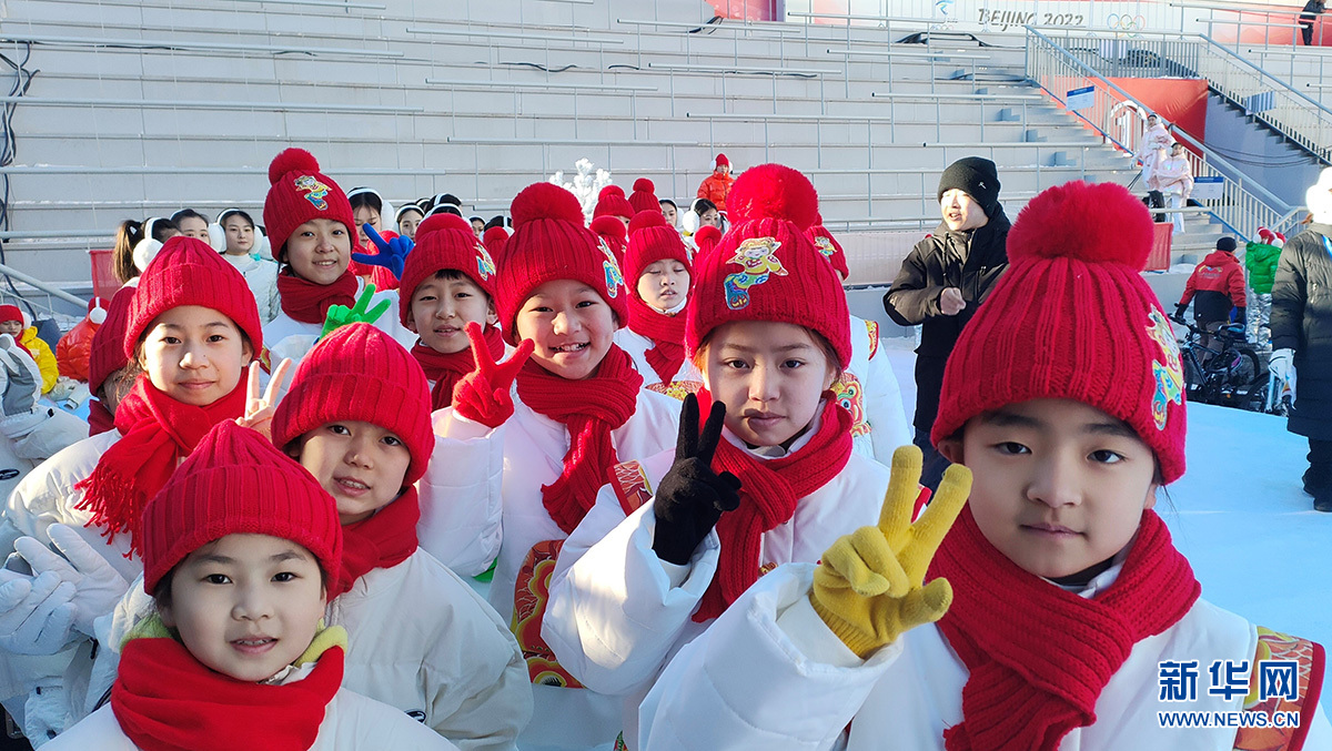 04%)石家庄2月4日电(邢玉伟 张岩 魏岳奇)"雪花,雪花,晶莹飘洒……"2