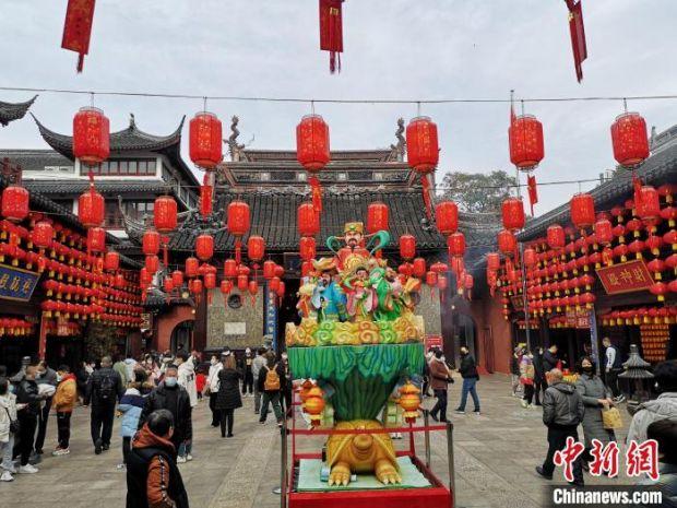 上海城隍庙中的“天官鳌山灯”。　范宇斌　摄