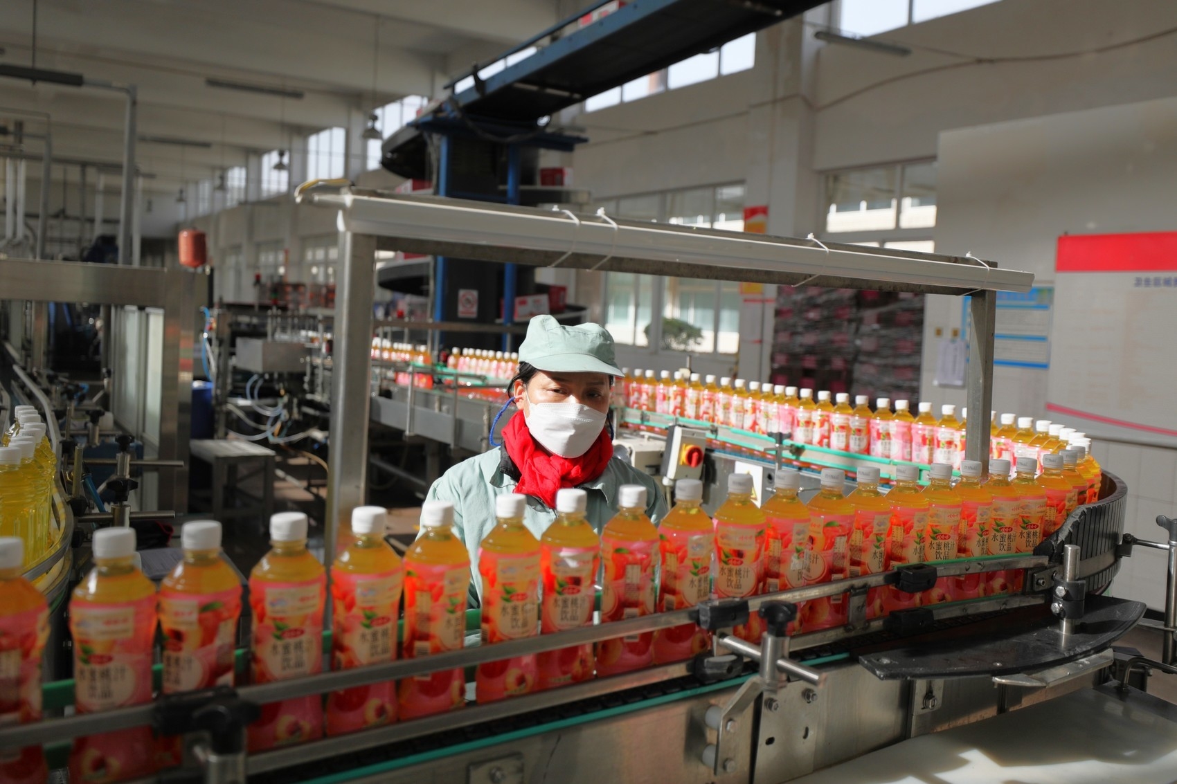 春节假期,广元娃哈哈食品有限公司饮料生产线加紧生产. 高志农 摄