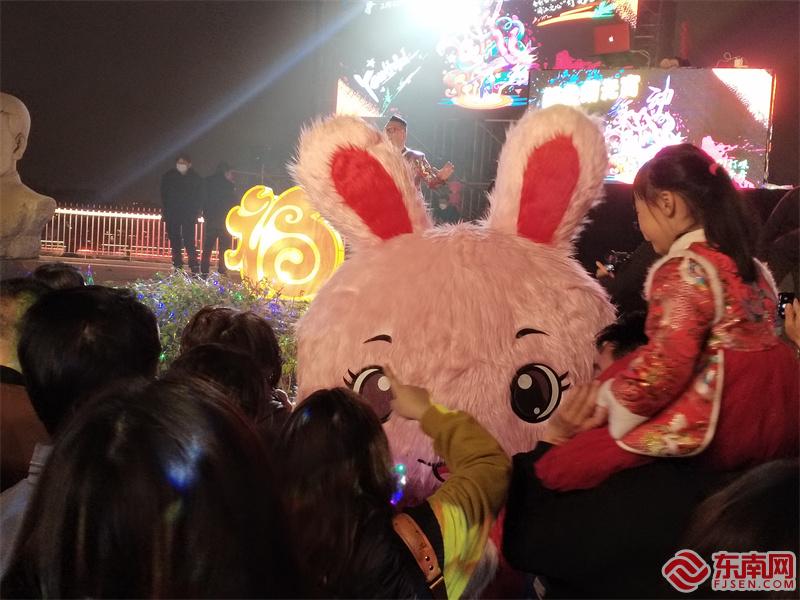 人偶兔与游客互动。 东南网记者张立庆摄