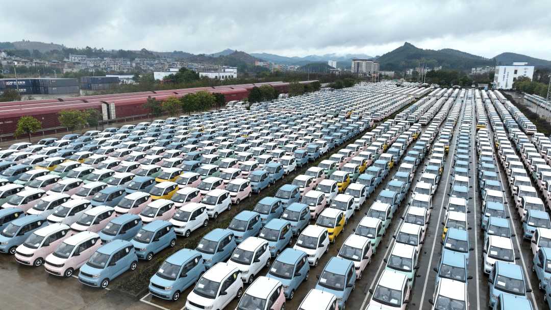 2月4日,在广西柳州汽车城雒容汽车物流基地,柳州生产的新能源汽车即将