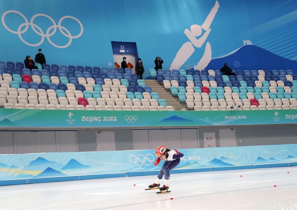 2月4日，选手张骞予在国家速滑馆内参加“冰丝带”市民速度滑冰比赛。新华社记者张晨霖摄
