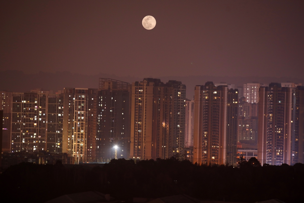 高新区,一轮圆月挂在城市上空(二次曝光).