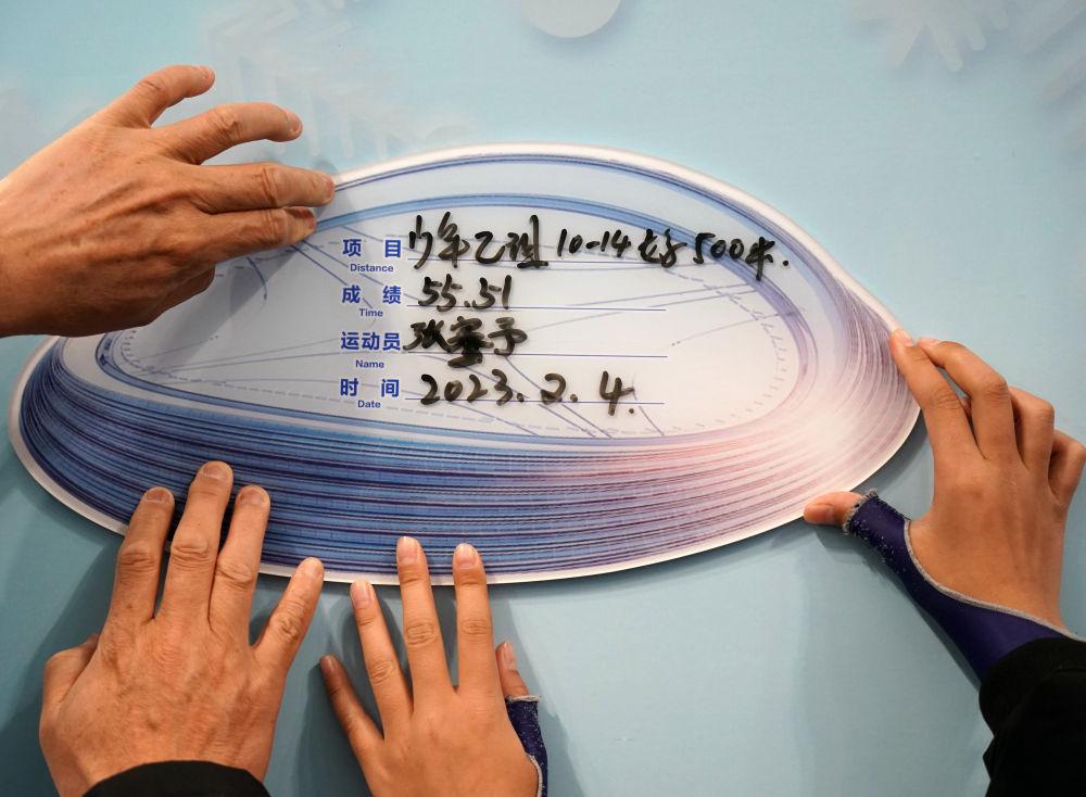 2月4日，获得第一名的选手将比赛成绩贴在“市民纪录墙”上。新华社记者张晨霖摄