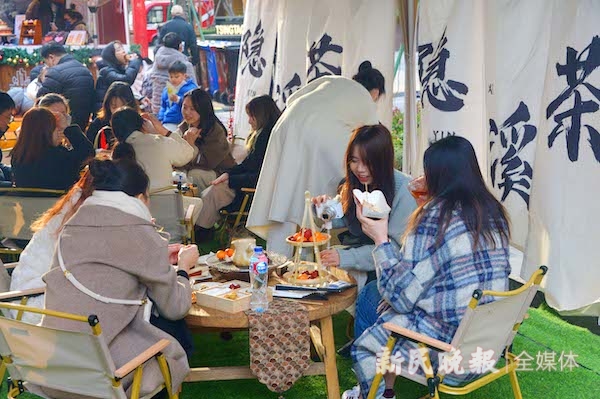 图说：BFC外滩枫泾市集里举行的“煮茶大会”引来沪上不少年轻人参与体验
