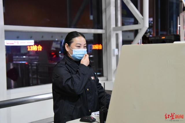 "请拿好您的身份证和车票,到6号站台上车,千万注意别上错车了.