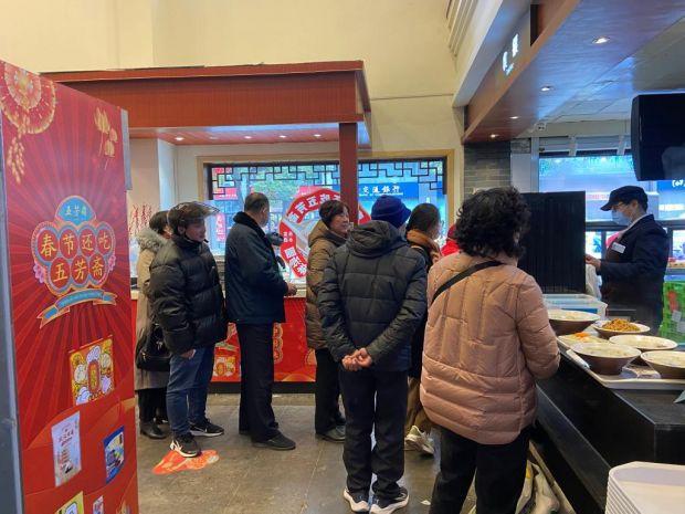 元宵节前夕，浙江省嘉兴市五芳斋总店内的食客络绎不绝。（受访者供图）