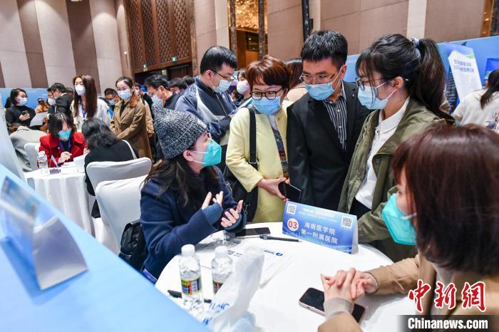 1月31日，海南省“回归家乡·投身自贸港”春节返乡人才对接会人气火爆。　骆云飞 摄