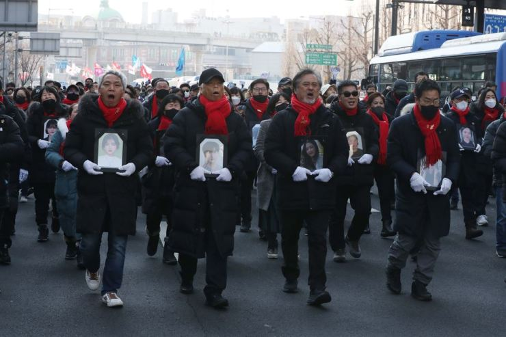 梨泰院踩踏事故百天之际，遇难者遗属因设追悼设施与警方冲突
