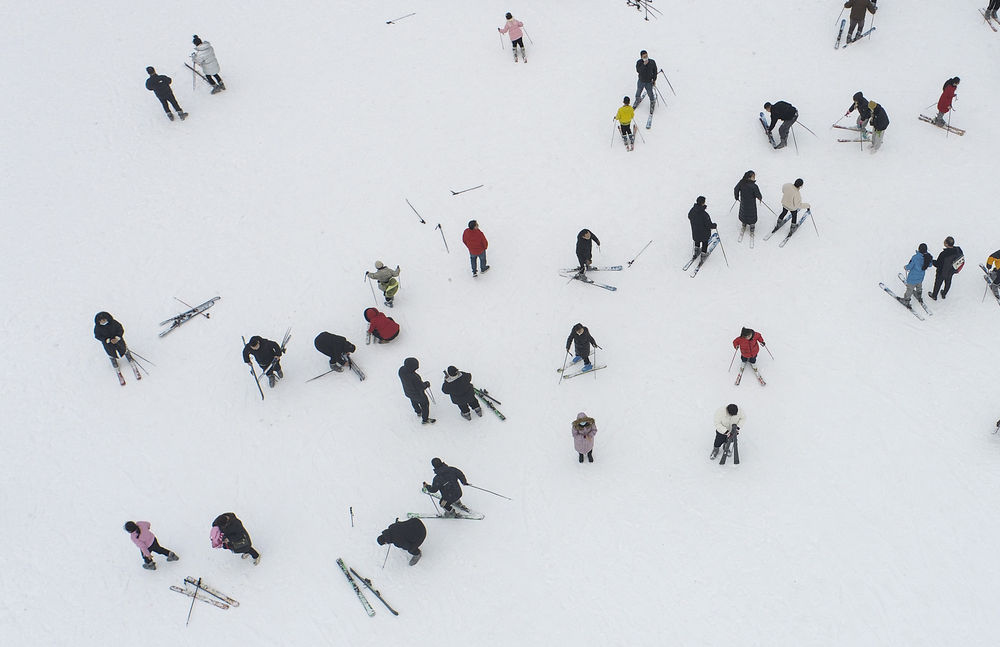 1月26日，游客在江苏淮安一滑雪场滑雪（无人机照片）。新华社发（赵启瑞摄）