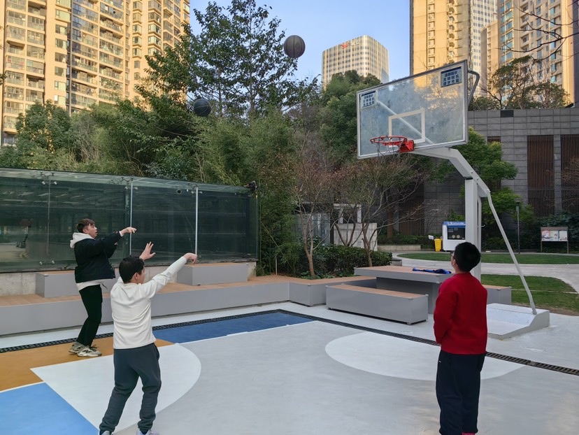 图片说明:居民在微更新后的篮球场打球.龙钢摄