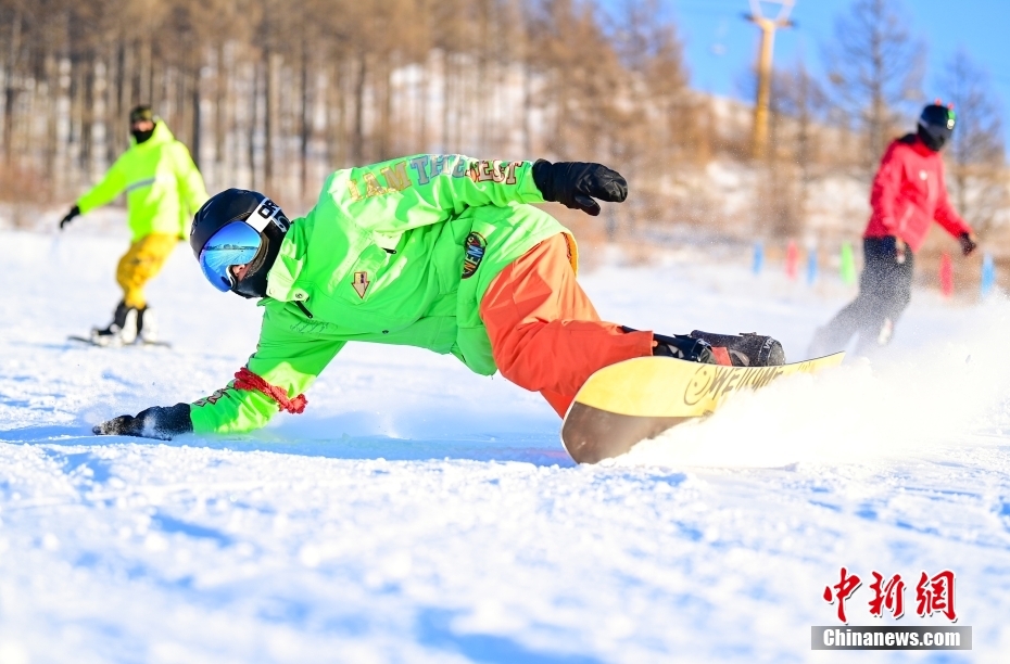 　　内蒙古阿尔山冰雪节，民间也有单板滑雪高手。