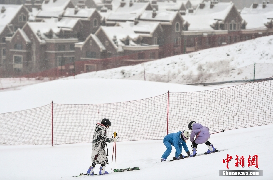 　　新疆乌鲁木齐水磨沟区维斯特灯光滑雪场，民众前来体验冰雪乐趣度周末。　