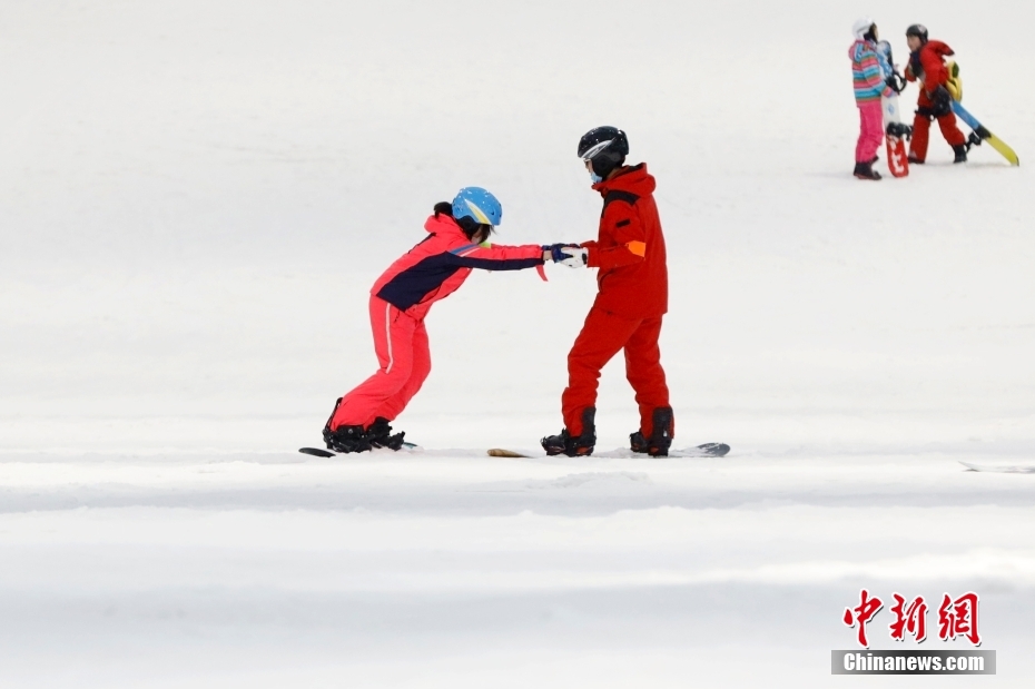 　　昆明首届青少年冰雪科普冬令营在云南省昆明市融创雪世界开营，50余名青少年儿童参加，感受冰雪运动魅力。