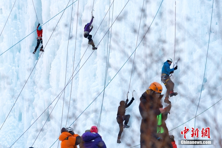 　　攀冰爱好者在北京密云区云蒙峡风景区攀冰场感受冰雪运动快乐。
