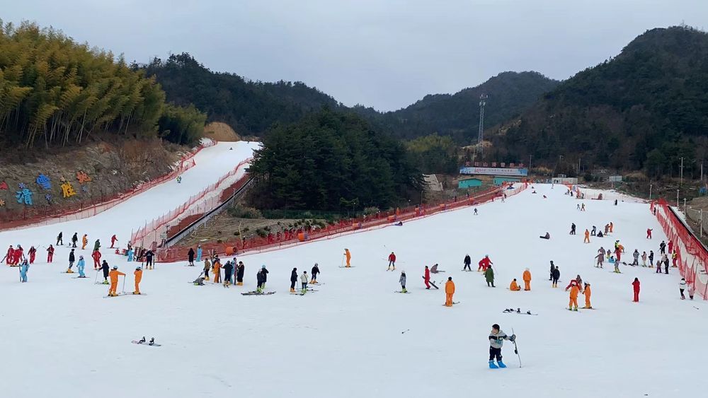 2月2日拍摄的天柱山滑雪场的游客。新华社记者杜宇摄