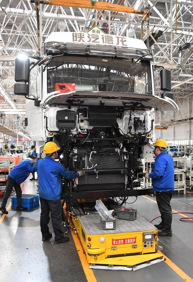 2月2日,工人在陕汽控股集团重卡总装车间装配卡车.新华社记者 邵瑞 摄