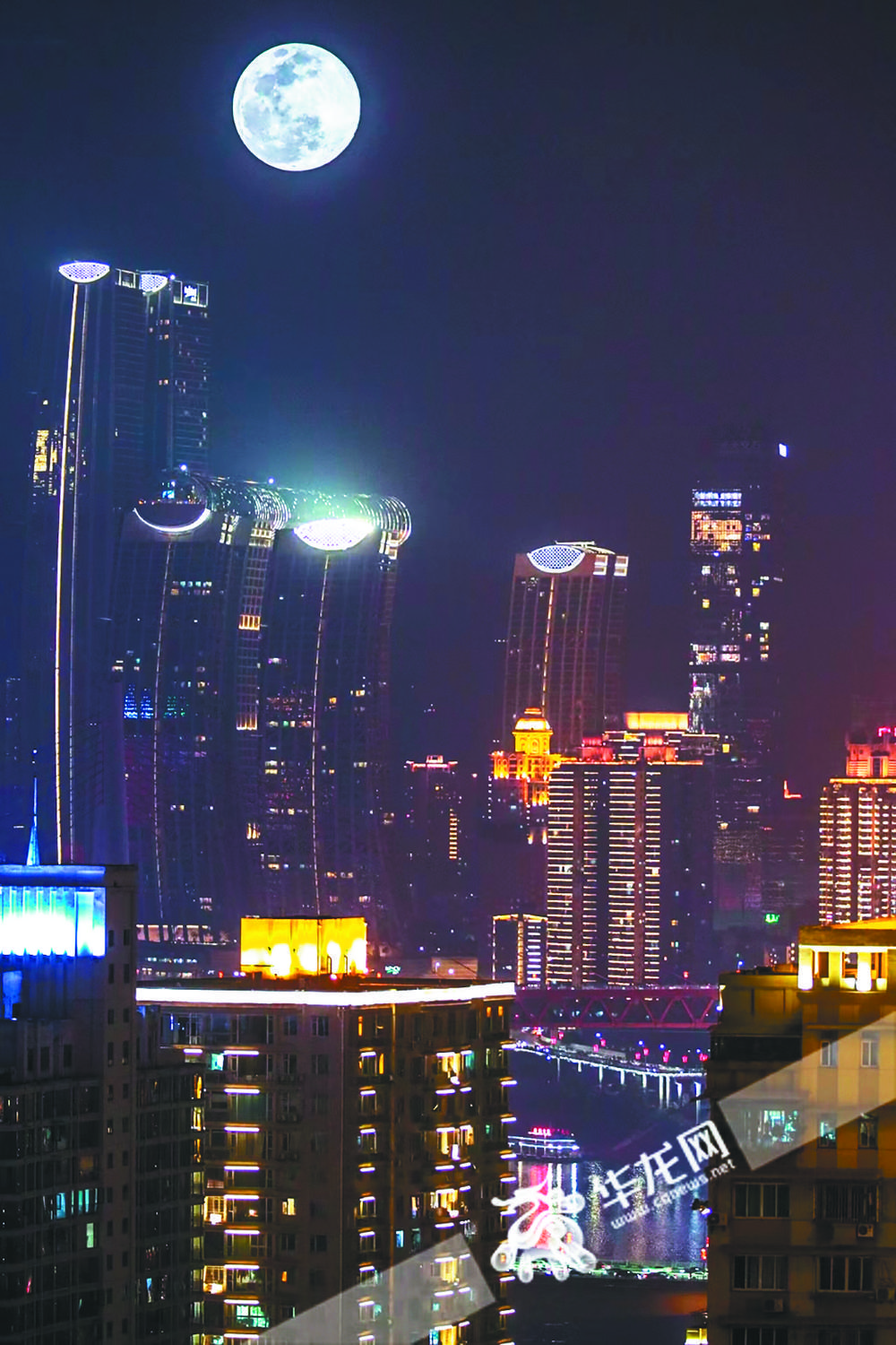 元宵佳节，明月高挂山城上空（相机二次曝光）。华龙网-新重庆客户端供图