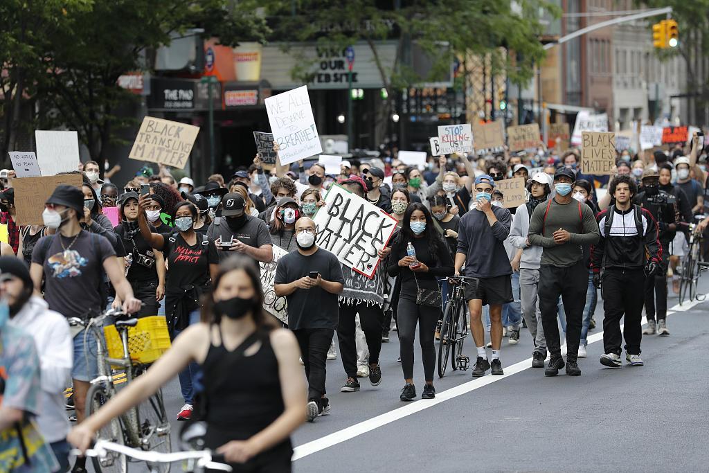 美国纽约曼哈顿,纽约民众在曼哈顿街道游行抗议警察暴力执法