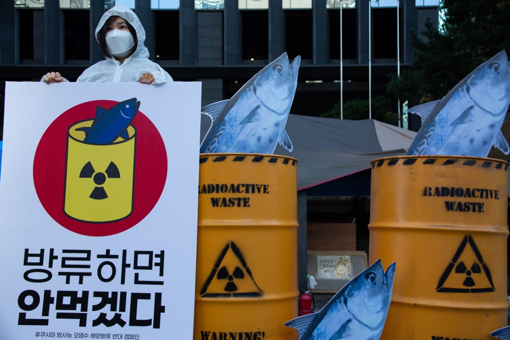 2021年4月，韩国全球在日本驻韩大使馆前举行请愿，抗议日方排污入海决定。（良友图）