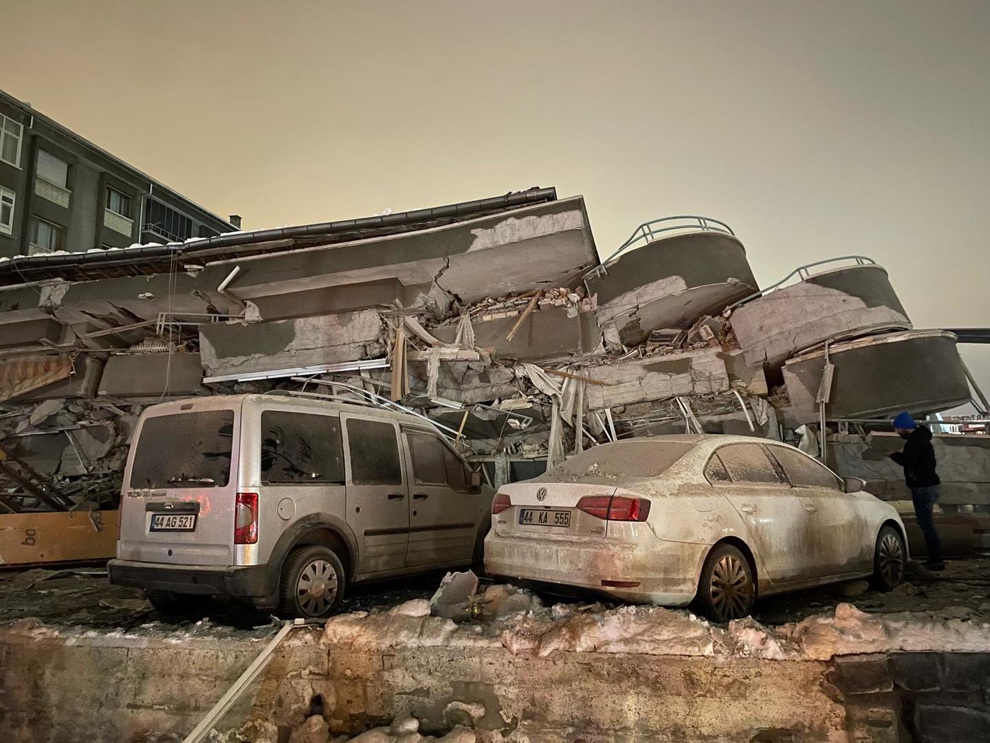 土耳其发生7.8级地震，居民楼坍塌，救援工作仍在紧张进行中 图据IC Photo