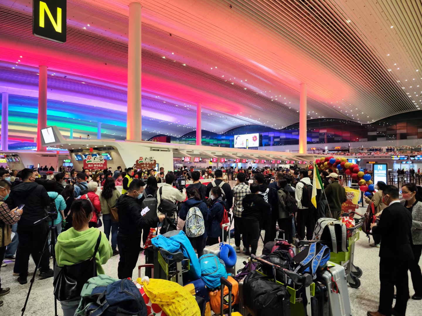 2月5日晚，广州白云机场国际出发大厅 图片来源：广之旅