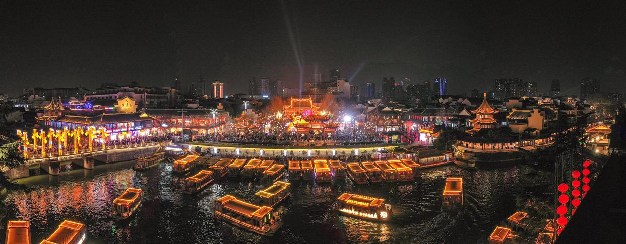 这是2月4日在南京夫子庙景区拍摄的秦淮灯会夜景(无人机照片).