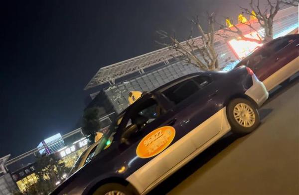 △秣陵路和长安路路口的空地上也停靠着10来辆出租车。