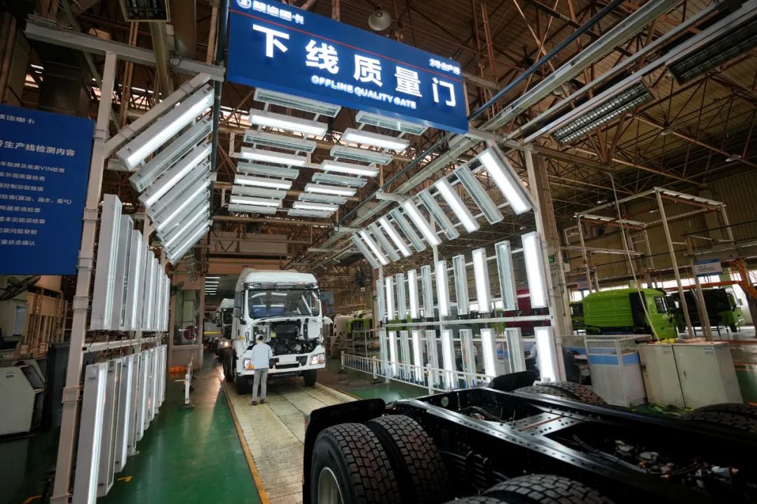 2022年5月24日，工作人员在陕西汽车控股集团有限公司总装车间验收一辆装配完毕的陕汽重型卡车。李一博摄（新华社）