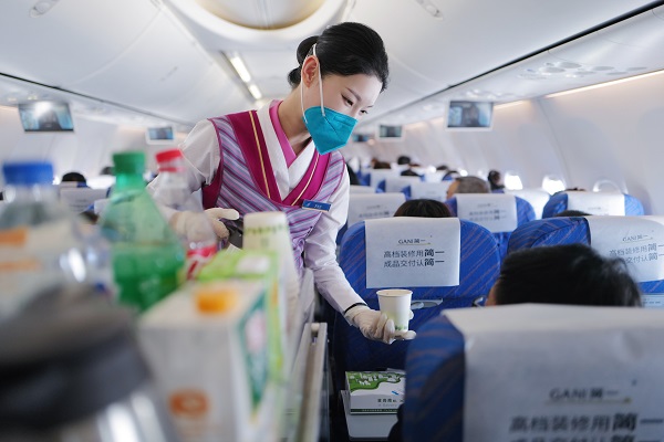 图说:南航航班上乘务员正在为旅客服务