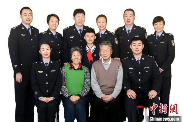 张淇翔一家三代9名警察合照. 受访者供图