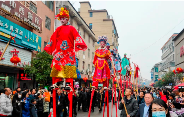 踩高跷是岳阳市汨罗长乐古镇抬阁故事会的民间特色表演艺术,吸引游客