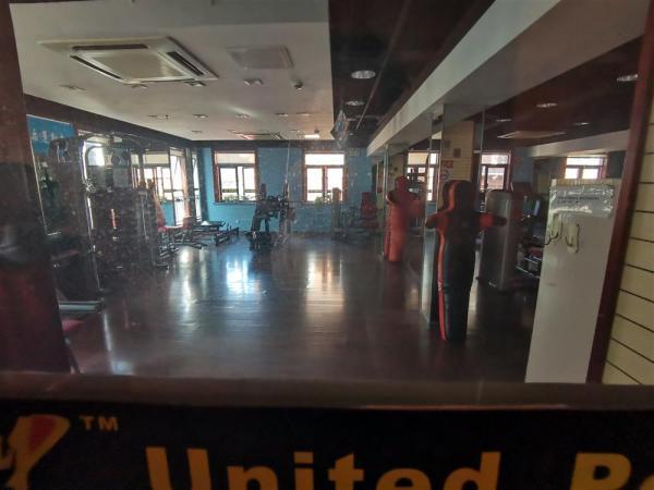 △图为中心内的健身俱乐部，工作人员称入内还要等待开放的通知。