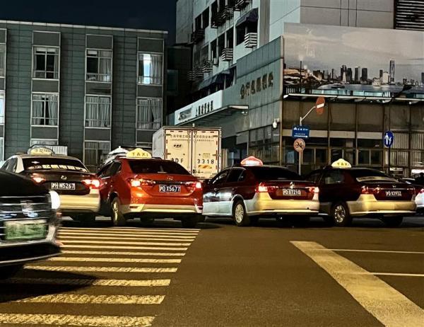 △四五辆出租车亮着&ldquo;空车&rdquo;灯，横在秣陵路路口的人行横道上。