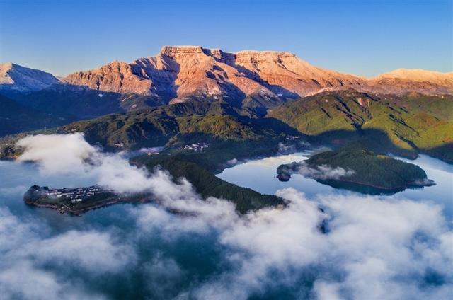冰雪瓦屋全景图瓦屋山是国家森林公园,也是大熊猫国家公园的南大门