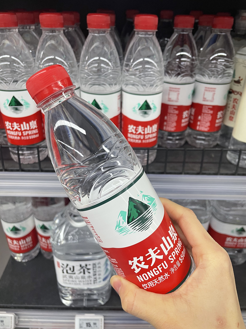 农夫山泉瓶装水.
