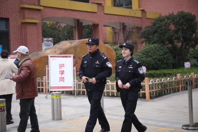 2月6日,在"护学岗"维持秩序的民警