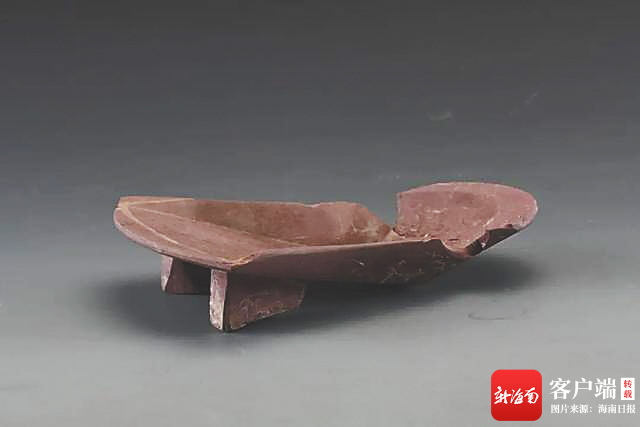 图为严公贶墓中出土的陶砚台.资料图