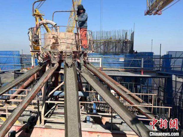 工人正在浇筑马鞍山公铁两用长江大桥3号墩主塔柱混凝土。　铁路上海局供图