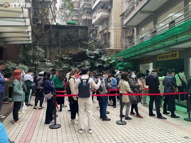 2月6日，越秀分局出入境接待大厅东山点，市民正在排队等候办理签注。信息时报记者 刘诗敏 摄