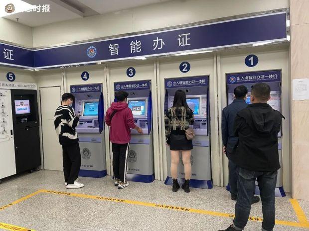 2月6日，广东省公安厅出入境制证中心大楼，市民正在使用自助签注机办理签证。信息时报记者 刘诗敏 摄